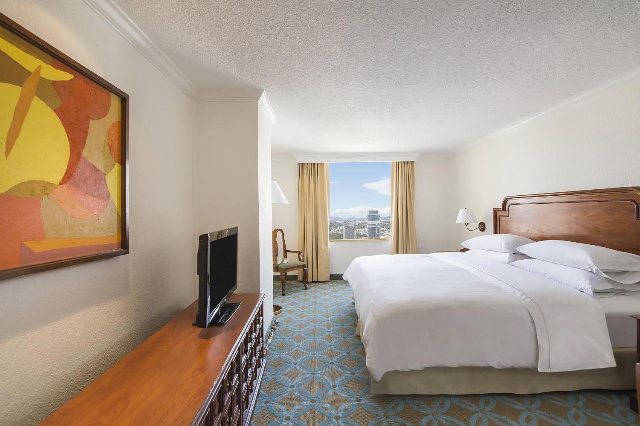 Fiesta Americana Reforma Meksika Dış mekan fotoğraf A guest room at the Hilton San Francisco