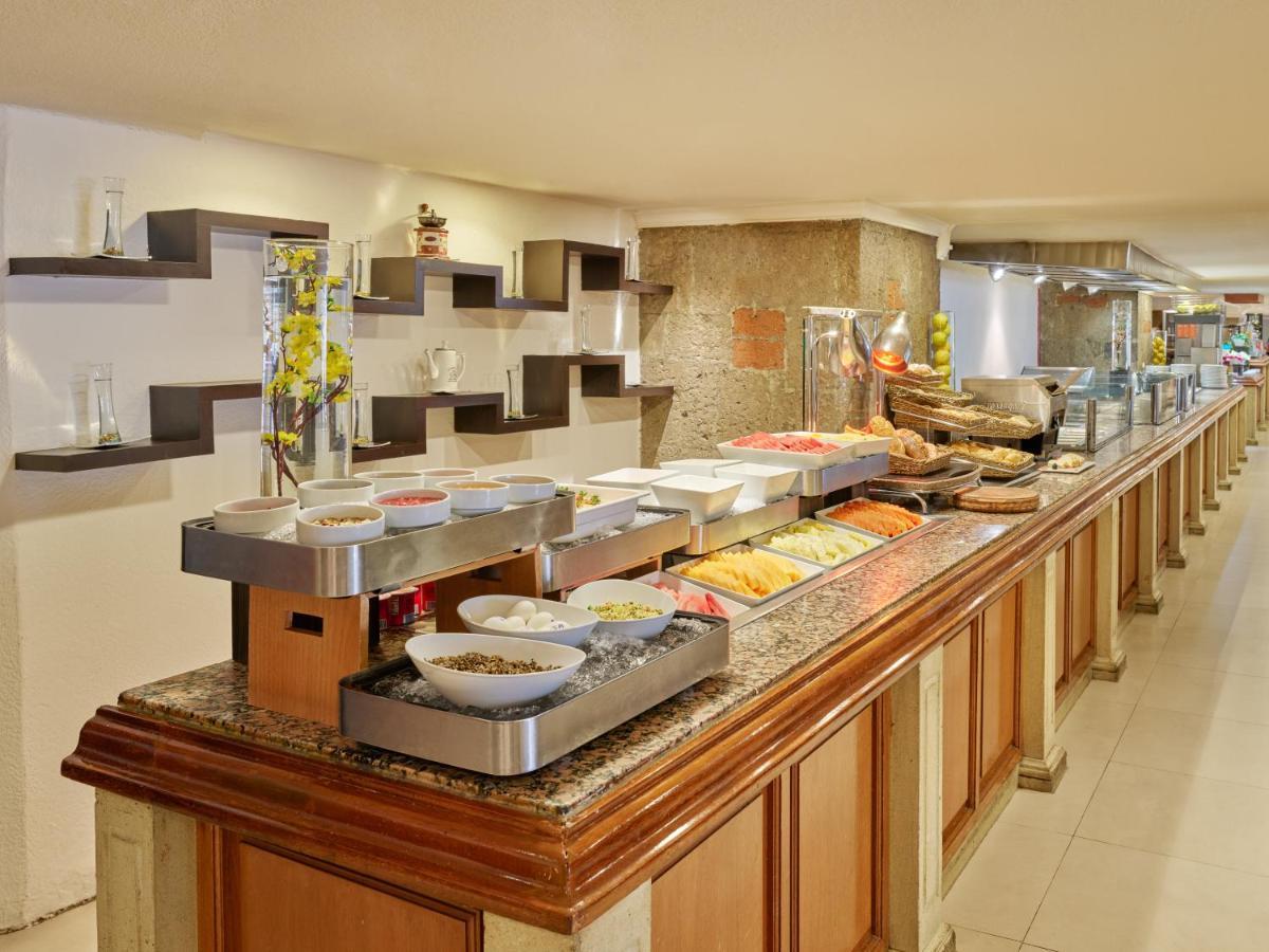 Fiesta Americana Reforma Meksika Dış mekan fotoğraf A buffet at a hotel