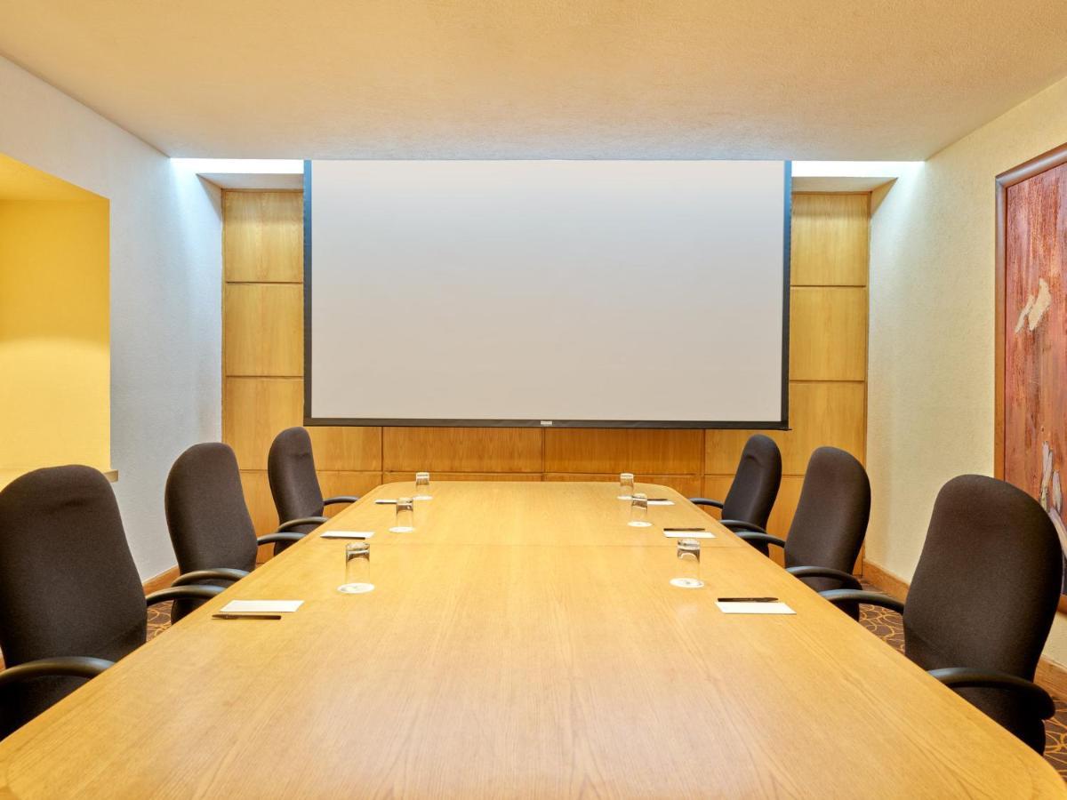 Fiesta Americana Reforma Meksika Dış mekan fotoğraf A projection screen in a meeting room