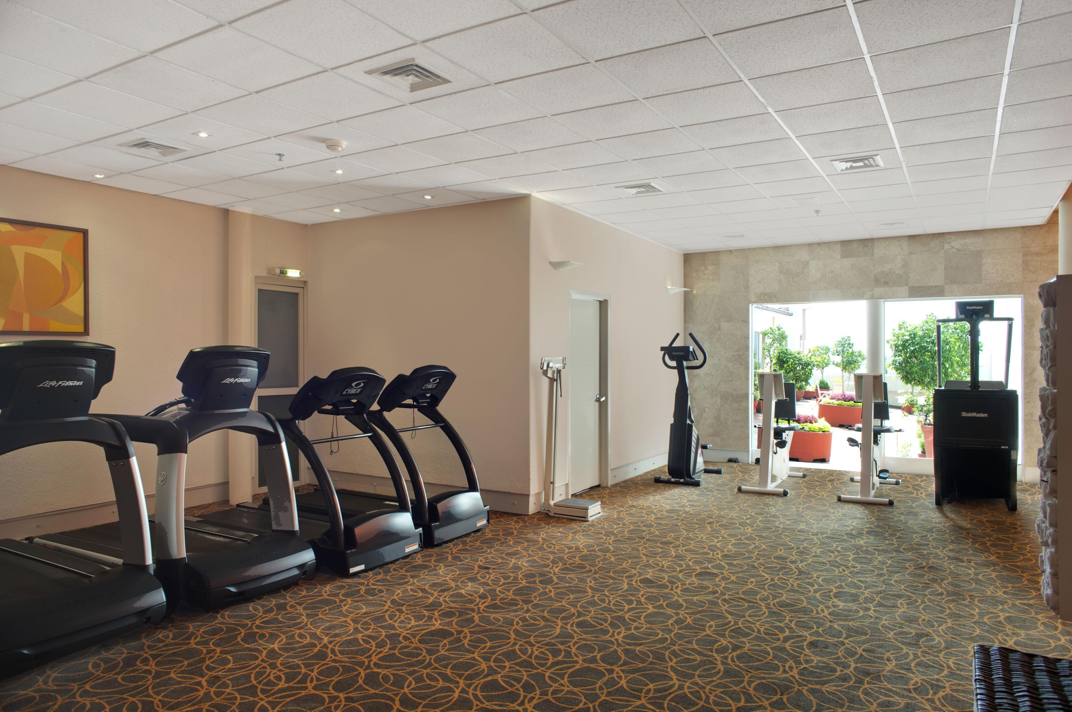 Fiesta Americana Reforma Meksika Dış mekan fotoğraf The gym at the hotel