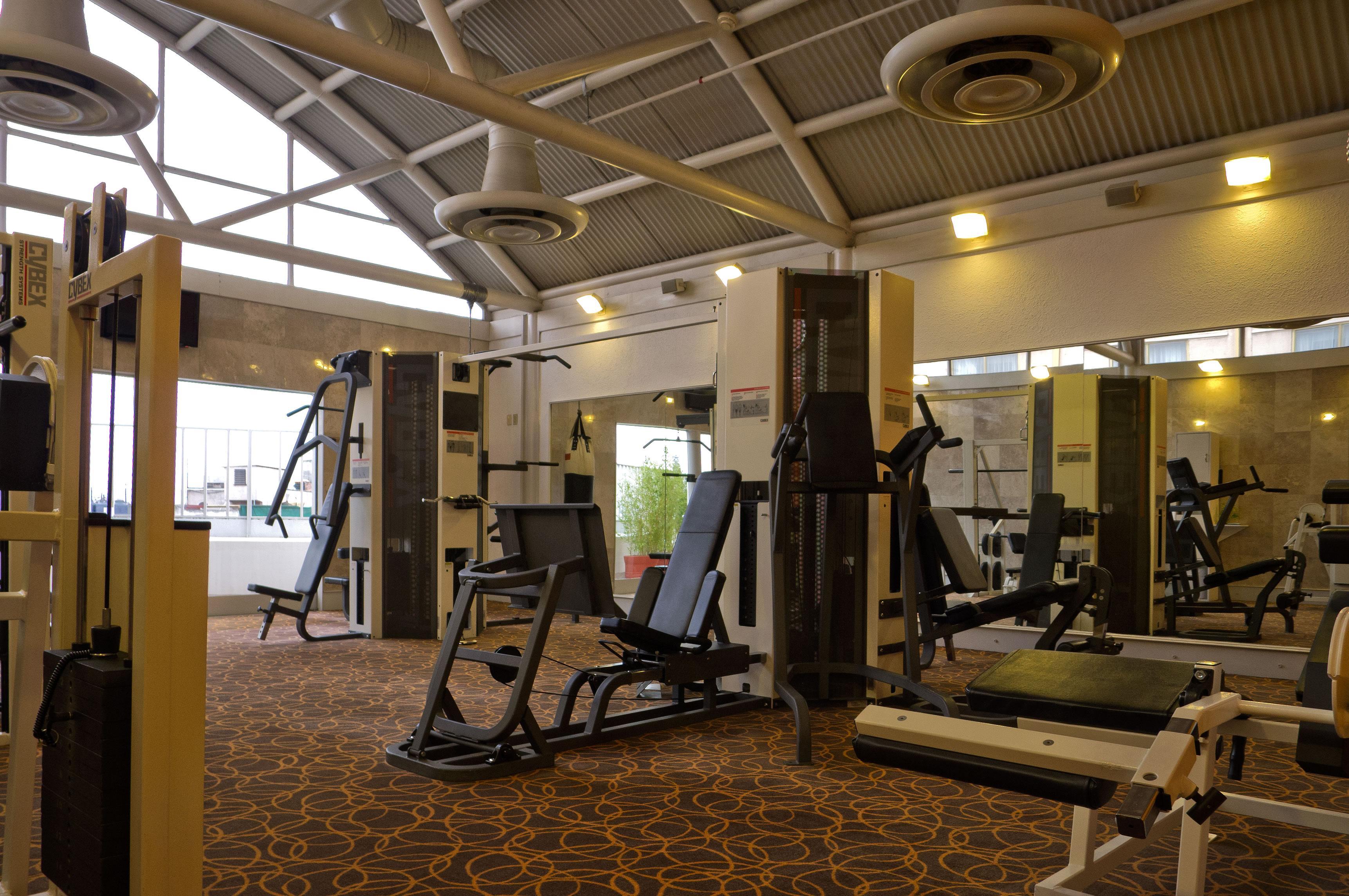 Fiesta Americana Reforma Meksika Dış mekan fotoğraf The gym at the hotel