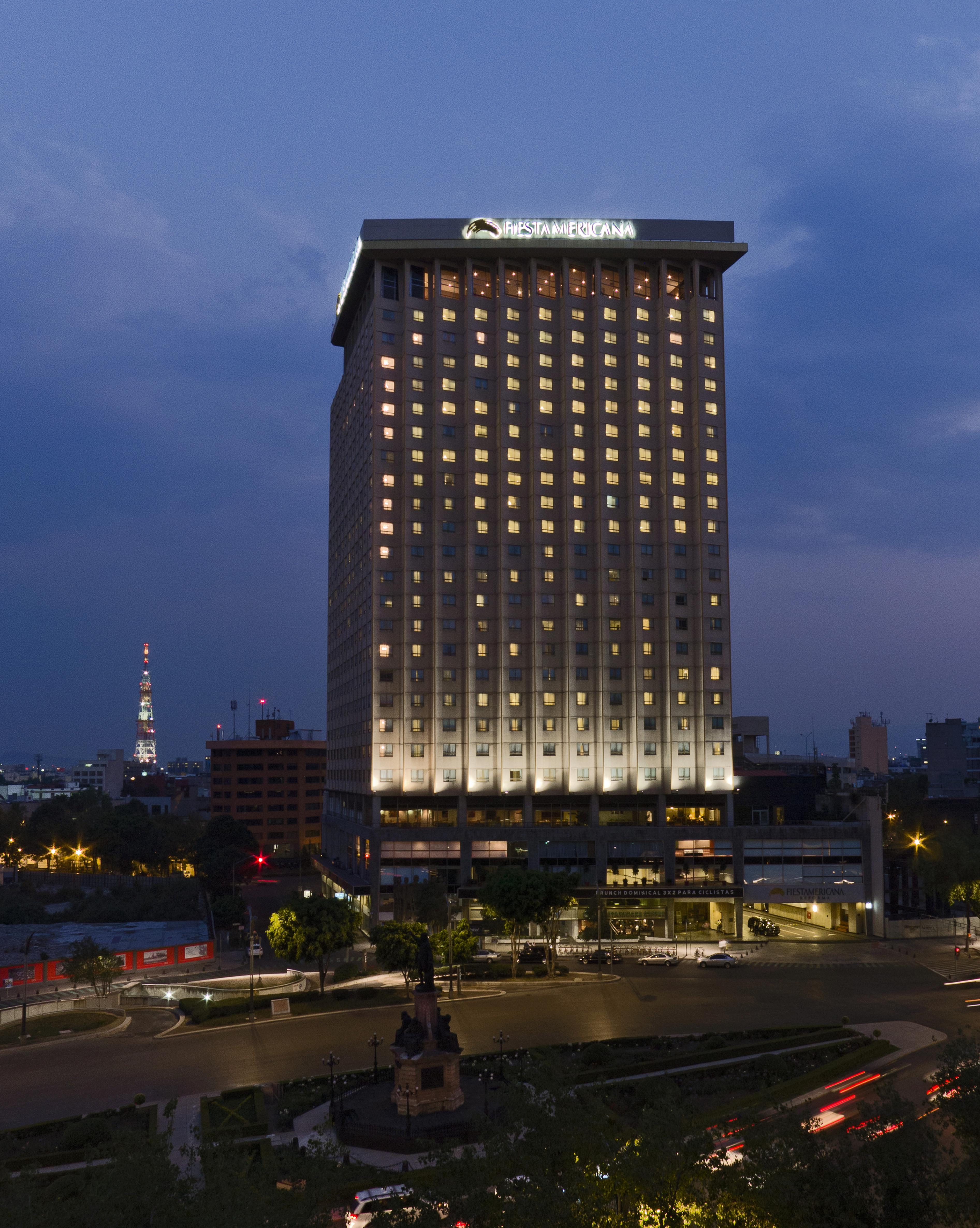 Fiesta Americana Reforma Meksika Dış mekan fotoğraf The hotel at night